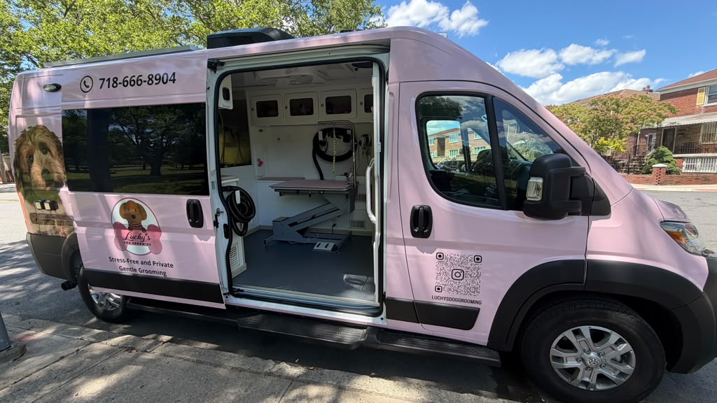 Luchy's Dog Grooming mobile van